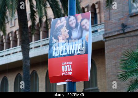 Barcelone, Espagne. 14 juillet 2023. Une affiche électorale représentant le président espagnol et chef du parti PSOE Pedro Sanchez vue dans le centre-ville. Espagne des élections anticipées auront lieu le 23 juillet, étant les premières élections générales organisées pendant la saison estivale avec la majorité de la population en vacances. Crédit : SOPA Images Limited/Alamy Live News Banque D'Images