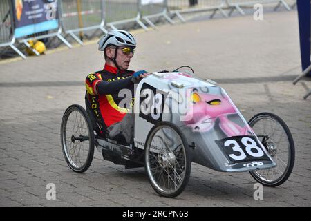 Ringwood, Hampshire, Royaume-Uni, 16 juillet 2023. Le Grand Prix britannique des voitures à pédales. Les conducteurs de véhicules à pédales motorisés courent dans les rues de la ville de New Forest. Crédit : Paul Biggins/Alamy Live News Banque D'Images