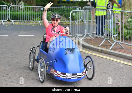 Ringwood, Hampshire, Royaume-Uni, 16 juillet 2023. Le Grand Prix britannique des voitures à pédales. Les conducteurs de véhicules à pédales à propulsion humaine ou féminine courent dans les rues de la ville de New Forest. Crédit : Paul Biggins/Alamy Live News Banque D'Images