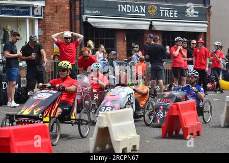 Ringwood, Hampshire, Royaume-Uni, 16 juillet 2023. Le Grand Prix britannique des voitures à pédales. Les conducteurs de véhicules à pédales motorisés courent dans les rues de la ville de New Forest. Crédit : Paul Biggins/Alamy Live News Banque D'Images