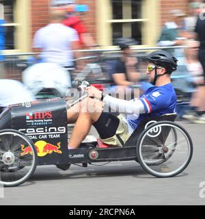 Ringwood, Hampshire, Royaume-Uni, 16 juillet 2023. Le Grand Prix britannique des voitures à pédales. Les conducteurs de véhicules à pédales motorisés courent dans les rues de la ville de New Forest. Crédit : Paul Biggins/Alamy Live News Banque D'Images