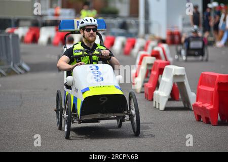 Ringwood, Hampshire, Royaume-Uni, 16 juillet 2023. Le Grand Prix britannique des voitures à pédales. Les conducteurs de véhicules à pédales motorisés courent dans les rues de la ville de New Forest. Crédit : Paul Biggins/Alamy Live News Banque D'Images