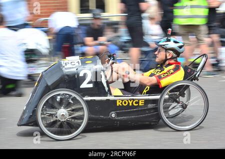 Ringwood, Hampshire, Royaume-Uni, 16 juillet 2023. Le Grand Prix britannique des voitures à pédales. Les conducteurs de véhicules à pédales motorisés courent dans les rues de la ville de New Forest. Crédit : Paul Biggins/Alamy Live News Banque D'Images