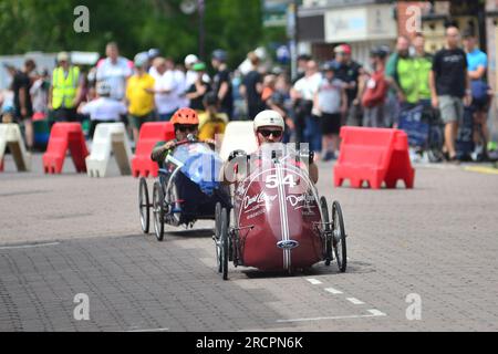 Ringwood, Hampshire, Royaume-Uni, 16 juillet 2023. Le Grand Prix britannique des voitures à pédales. Les conducteurs de véhicules à pédales motorisés courent dans les rues de la ville de New Forest. Crédit : Paul Biggins/Alamy Live News Banque D'Images