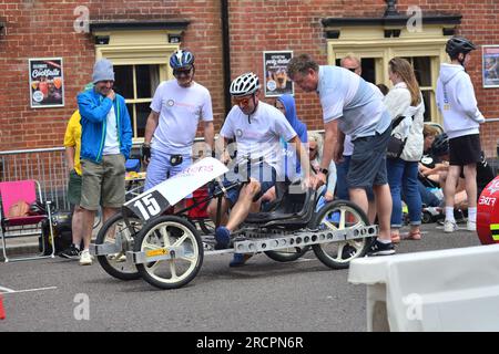 Ringwood, Hampshire, Royaume-Uni, 16 juillet 2023. Le Grand Prix britannique des voitures à pédales. Les conducteurs de véhicules à pédales motorisés courent dans les rues de la ville de New Forest. Crédit : Paul Biggins/Alamy Live News Banque D'Images