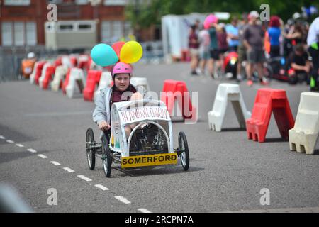 Ringwood, Hampshire, Royaume-Uni, 16 juillet 2023. Le Grand Prix britannique des voitures à pédales. Les conducteurs de véhicules à pédales motorisés courent dans les rues de la ville de New Forest. Crédit : Paul Biggins/Alamy Live News Banque D'Images