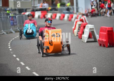 Ringwood, Hampshire, Royaume-Uni, 16 juillet 2023. Le Grand Prix britannique des voitures à pédales. Les conducteurs de véhicules à pédales motorisés courent dans les rues de la ville de New Forest. Crédit : Paul Biggins/Alamy Live News Banque D'Images