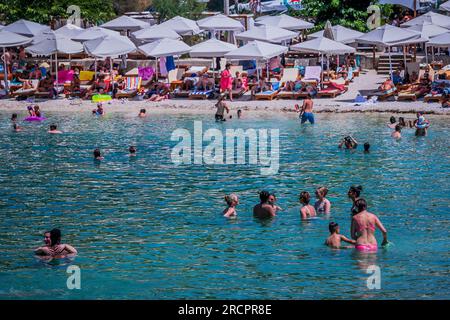 Zagreb, Croatie. 31 mai 2023. Les gens apprécient sur la plage de Kasjuni pendant la canicule, à Split, Croatie, le 16 juillet 2023. Photo : Zvonimir Barisin/PIXSELL crédit : Pixsell/Alamy Live News Banque D'Images