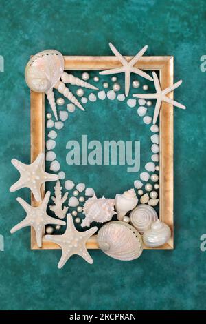 Bordure abstraite de coquillages et de perles avec des coquilles blanches sur fond turquoise tacheté avec cadre en or. Design de la nature avec des variétés exotiques et tropicales Banque D'Images