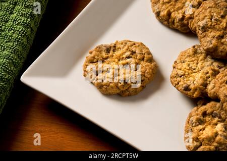 Biscuits aux flocons d'avoine aux pépites de chocolat sur une assiette carrée Banque D'Images