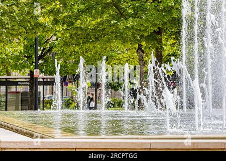 Jets d'eau de la fontaine place de la République à Dijon. Banque D'Images