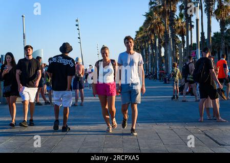 Barcelone, Espagne. 14 juillet 2023. Les gens ont vu marcher à la promenade de la plage Barceloneta au coucher du soleil. Après 3 ans marqués par la pandémie, le nombre de touristes à Barcelone est plus élevé que les années pré-pandémiques, avec des plans du gouvernement de la ville pour essayer de réduire le nombre de visiteurs dans la ville. (Image de crédit : © Davide Bonaldo/SOPA Images via ZUMA Press Wire) USAGE ÉDITORIAL SEULEMENT! Non destiné à UN USAGE commercial ! Banque D'Images