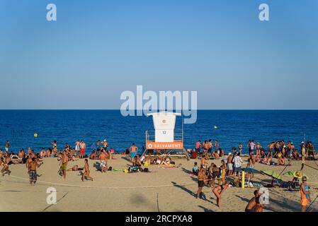 Barcelone, Espagne. 14 juillet 2023. Les gens ont vu s'amuser à Bogatell Beach pendant le coucher du soleil. Après 3 ans marqués par la pandémie, le nombre de touristes à Barcelone est plus élevé que les années pré-pandémiques, avec des plans du gouvernement de la ville pour essayer de réduire le nombre de visiteurs dans la ville. (Image de crédit : © Davide Bonaldo/SOPA Images via ZUMA Press Wire) USAGE ÉDITORIAL SEULEMENT! Non destiné à UN USAGE commercial ! Banque D'Images