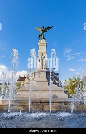 Fontaine place de la République à Dijon, monument à Sadi Carnot, renommée. Fin d'après-midi. Banque D'Images