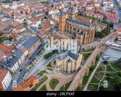 Dévoilement de la cathédrale et du palais épiscopal d'Astorga pendant l'été en Espagne Banque D'Images