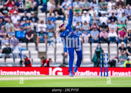 SOUTHAMPTON, ROYAUME-UNI. 16 juillet 2023. Sophie Ecclestone d'Angleterre en action pendant England Women v Australia Women - 2nd ODI - The Women's Ashes 2023 à l'Ageas Bowl le dimanche 16 juillet 2023 à SOUTHAMPTON EN ANGLETERRE. Crédit : Taka Wu/Alamy Live News Banque D'Images