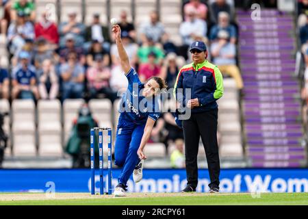 SOUTHAMPTON, ROYAUME-UNI. 16 juillet 2023. Kate Cross of England pendant Angleterre femmes v Australie femmes - 2nd ODI - The Women's Ashes 2023 à l'Ageas Bowl le dimanche 16 juillet 2023 à SOUTHAMPTON EN ANGLETERRE. Crédit : Taka Wu/Alamy Live News Banque D'Images