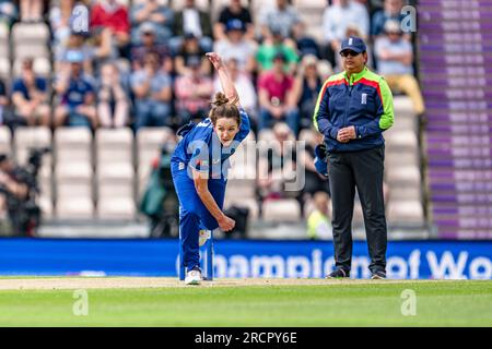 SOUTHAMPTON, ROYAUME-UNI. 16 juillet 2023. Kate Cross of England pendant Angleterre femmes v Australie femmes - 2nd ODI - The Women's Ashes 2023 à l'Ageas Bowl le dimanche 16 juillet 2023 à SOUTHAMPTON EN ANGLETERRE. Crédit : Taka Wu/Alamy Live News Banque D'Images