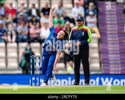 SOUTHAMPTON, ROYAUME-UNI. 16 juillet 2023. Kate Cross of England pendant Angleterre femmes v Australie femmes - 2nd ODI - The Women's Ashes 2023 à l'Ageas Bowl le dimanche 16 juillet 2023 à SOUTHAMPTON EN ANGLETERRE. Crédit : Taka Wu/Alamy Live News Banque D'Images