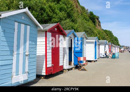 Cabanes de plage colorées sur la promenade, Small Hope Beach, Shanklin, île de Wight, Angleterre, Royaume-Uni Banque D'Images