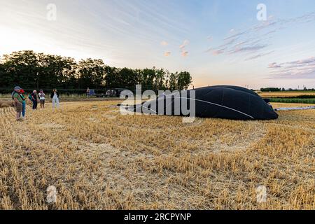 Reportage photos en montgolfière au-dessus de Pommard avec France montgolfières. Ballon atteri dans le champ. Reportage photo dans une OVE en montgolfière Banque D'Images