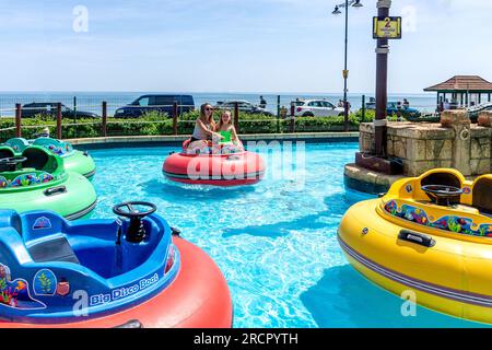 Big Disco Boats at Pirates Cove & Jurassic Bay Adventure Golf, Shanklin Beach promenade, Shanklin, Isle of Wight, Angleterre, Royaume-Uni Banque D'Images