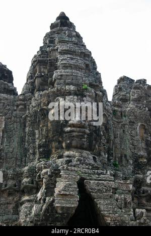 Détails du haut de la porte sud d'Angkor Thom en direction du pont. Banque D'Images