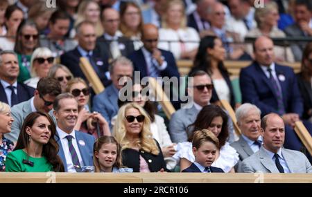 Londres, Grande-Bretagne. 16 juillet 2023. Les membres de la famille royale britannique (Prince de Galles William, Prince George, Princesse Charlotte, Princesse de Galles Catherine) (première rangée de R à L) regardent le match de finale en simple masculin entre Novak Djokovic de Serbie et Carlos Alcaraz d'espagne aux Championnats de tennis de Wimbledon à Londres, Grande-Bretagne, le 16 juillet 2023. Crédit : Han Yan/Xinhua/Alamy Live News Banque D'Images