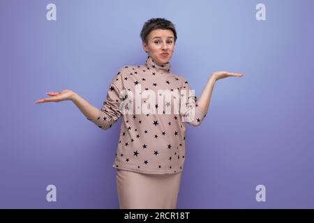 jeune femme patron caucasienne avec les cheveux gris courts dans une jupe et chemisier étend ses bras Banque D'Images