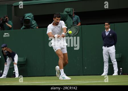 Londres, Royaume-Uni. 16 juillet 2023 ; All England Lawn tennis and Croquet Club, Londres, Angleterre : Tournoi de tennis de Wimbledon ; finale des simples hommes sur le court central Novak Djokovic contre Carlos Alcaraz ; crédit : action plus Sports Images/Alamy Live News Banque D'Images