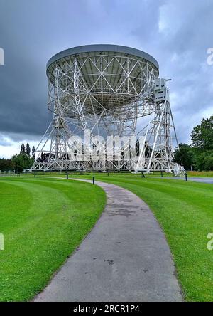 Chemin vers le radiotélescope Lovell à Jodrell Bank Banque D'Images