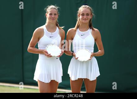 Hannah Klugman (à gauche) et Isabelle Lacy avec les trophées des finalistes après le match de finale des doubles filles contre ALENA Kovackova et Laura Samsonova le 14e jour des Championnats de Wimbledon 2023 au All England Lawn tennis and Croquet Club à Wimbledon. Date de la photo : dimanche 16 juillet 2023. Banque D'Images