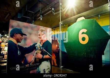 PHOTO D'ARCHIVE : Nelson MANDELA aurait eu 105 ans le 18 juillet 2023, photo de Mandela et RSA Rugby coupe du monde 1995 capitaine Francois PIENAAR, à côté du maillot numéro 6 porté par Mandela à la finale de la coupe du monde, exposition spéciale sur la vie de Nelson Rolihlahla Mandela, Apartheid Museum à Johannesburg le 2 juillet 2010 coupe du monde de football 2010 en Afrique du Sud du 11 juin. - 11.07.2010 ?Sven Simon # Princess-Luise-Str 41 # 45479 M uelheim/R uhr # Tél. 0208/9413250 # Fax. 0208/9413260 # compte 244 293 433 GLS Bank # compte 4030 025 100 # BLZ 430 609 67 # e-mail : svensimon@t-online.de Banque D'Images