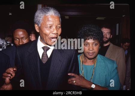 Bonn, Deutschland. 23 septembre 2011. PHOTO D'ARCHIVE : Nelson MANDELA aurait eu 105 ans le 18 juillet 2023, Nelson MANDELA (RSA), politicien sud-africain et épouse Winnie MADIKIZELA-MANDELA (RSA), politicienne sud-africaine ; portrait en demi-longueur, le 12 juin 1990 à Bonn / Allemagne ; ? Crédit : dpa/Alamy Live News Banque D'Images