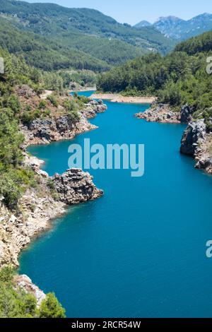 Vue sur la rivière bleue Dimchay dans la région d'Alanya. Banque D'Images