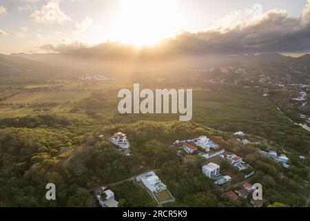 Villas dans le paysage tropical vue aérienne drone au lever du soleil Banque D'Images