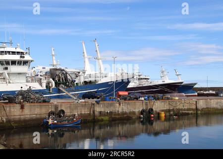Statue et hangar de bateau de sauvetage, port de Fraserburgh Banque D'Images