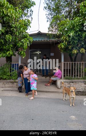 El Espino, la Libertad, El Salvador - octobre 11 2022 : des femmes latines s'assoient et discutent sur le porche du bureau Coop lors d'une réunion de groupe Banque D'Images