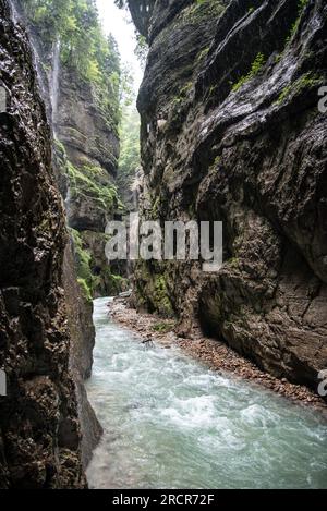 Randonnée à travers les gorges pittoresques de Partnach près de Garmisch-Partenkirchen dans les Alpes bavaroises, en Allemagne Banque D'Images