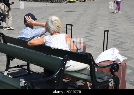 16 juin 2023/Voyageur Senior Profitez du soleil jour d'été sur la place de la mairie de Copenhague, capitale danoise Copenhague Danemark. (Photo.Francis Dean/Dean Pictures) Banque D'Images