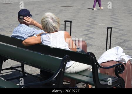 16 juin 2023/Voyageur Senior Profitez du soleil jour d'été sur la place de la mairie de Copenhague, capitale danoise Copenhague Danemark. (Photo.Francis Dean/Dean Pictures) Banque D'Images