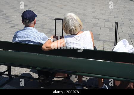 16 juin 2023/Voyageur Senior Profitez du soleil jour d'été sur la place de la mairie de Copenhague, capitale danoise Copenhague Danemark. (Photo.Francis Dean/Dean Pictures) Banque D'Images