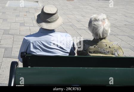 16 juin 2023/Voyageur Senior Profitez du soleil jour d'été sur la place de la mairie de Copenhague, capitale danoise Copenhague Danemark. (Photo.Francis Dean/Dean Pictures) Banque D'Images