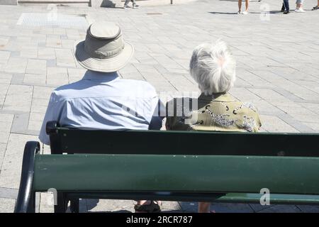 16 juin 2023/Voyageur Senior Profitez du soleil jour d'été sur la place de la mairie de Copenhague, capitale danoise Copenhague Danemark. (Photo.Francis Dean/Dean Pictures) Banque D'Images