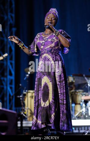 Grass Valley, États-Unis. 14 juillet 2023. California Worldfest a lieu dans le nord de la Californie pendant la canicule de l'ouest des États-Unis. Angelique Kidjo, chanteuse-compositrice lauréate d'un Grammy Award Headlines Friday Schedule. Du 13 au 16 juillet 2023. (Photo de Penny Collins/NurPhoto) crédit : NurPhoto SRL/Alamy Live News Banque D'Images