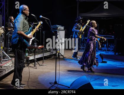 Grass Valley, États-Unis. 14 juillet 2023. California Worldfest a lieu dans le nord de la Californie pendant la canicule de l'ouest des États-Unis. Angelique Kidjo, chanteuse-compositrice lauréate d'un Grammy Award Headlines Friday Schedule. Du 13 au 16 juillet 2023. (Photo de Penny Collins/NurPhoto) crédit : NurPhoto SRL/Alamy Live News Banque D'Images