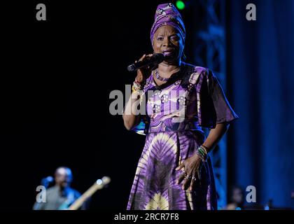 Grass Valley, États-Unis. 14 juillet 2023. California Worldfest a lieu dans le nord de la Californie pendant la canicule de l'ouest des États-Unis. Angelique Kidjo, chanteuse-compositrice lauréate d'un Grammy Award Headlines Friday Schedule. Du 13 au 16 juillet 2023. (Photo de Penny Collins/NurPhoto) crédit : NurPhoto SRL/Alamy Live News Banque D'Images