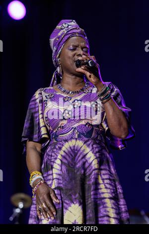 Grass Valley, États-Unis. 14 juillet 2023. California Worldfest a lieu dans le nord de la Californie pendant la canicule de l'ouest des États-Unis. Angelique Kidjo, chanteuse-compositrice lauréate d'un Grammy Award Headlines Friday Schedule. Du 13 au 16 juillet 2023. (Photo de Penny Collins/NurPhoto) crédit : NurPhoto SRL/Alamy Live News Banque D'Images