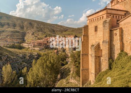 Vue panoramique sur le fleuve Guadalaviar autour de la ville d'Albarracin, comme un fossé du mur derrière la cathédrale d'El Salvador, Teruel Aragon. Banque D'Images