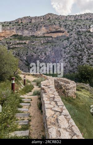 Tour de défense de la muraille du centre historique de Albarracín, déclaré site historique-artistique et l'une des plus belles villes d'Espagne, Teruel Banque D'Images